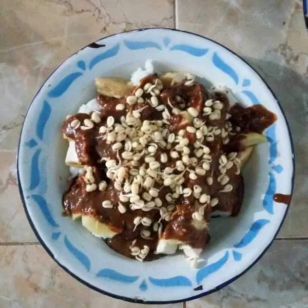 Kemudian beri taoge pendek. Sajikan dengan taburan bawang goreng, irisan timun dan kerupuk.