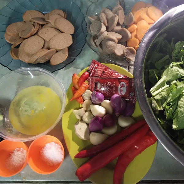 Langkah yang pertama, siapkan semua bahannya dan cuci bersih sayuran.