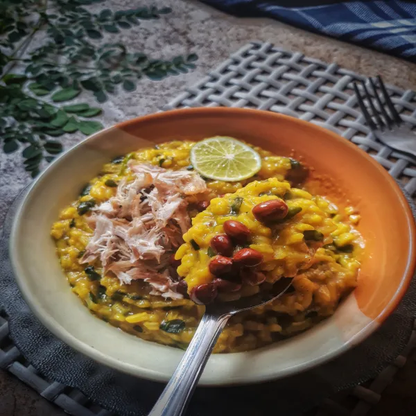 Sajikan dalam wadah bubur, suwiran ayam, kacang goreng dan perasan jeruk nipis jika suka.