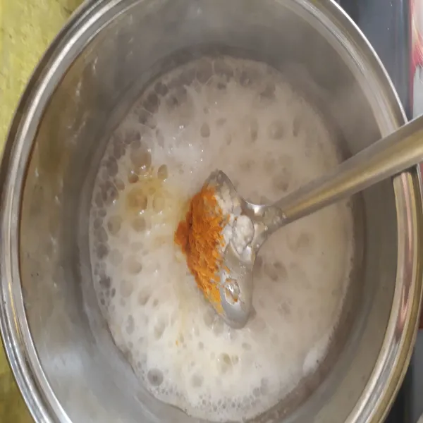 setelah jadi bubur, masukkan bumbu halus. lalu aduk rata.