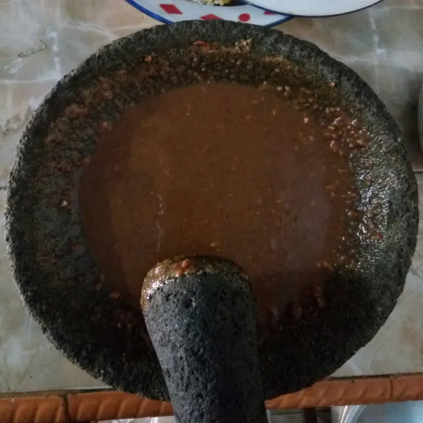 Ulek halus semuanya. Tambahkan air sedikit demi sedikit. Hanya sampai sambal agak kental.