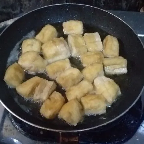 Goreng tahu hingga kulitnya garing.