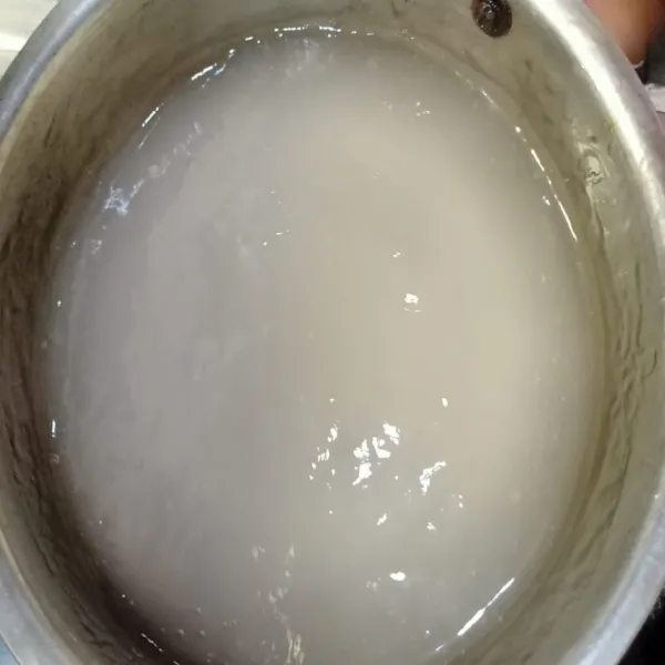 rebus air campur tepung sagu dengan air sampai larut setelah air mendidih masukkan tepung larutan tepung aduk aduk cepat angkat sajikan
