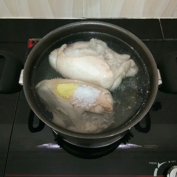 Lalu rebus kembali ayam dengan secukupnya air baru, kaldu bubuk dan garam hingga ayam empuk.