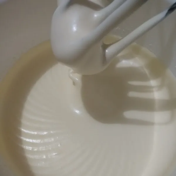 Mixer gula pasir dan telur dengan kecepatan tinggi sampai mengembang dan kental berjejak.