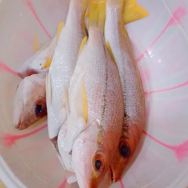 Cuci bersih ikan lumuri dengan air jeruk nipis sisihkan