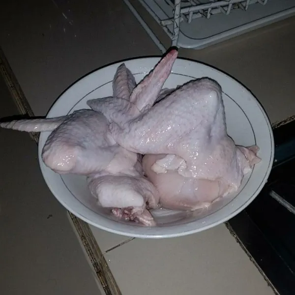 Cuci ayam hingga bersih