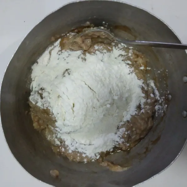 Tuang adonan dalam wadah tambahkan putih telur dan tepung tapioka.
