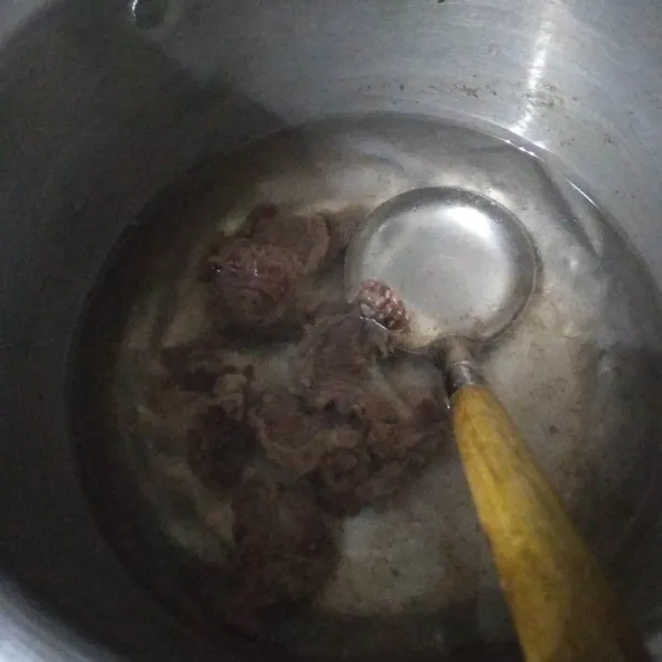 rebus daging hingga mendidih. buang airnya lalu rebus kembali hingga empuk.