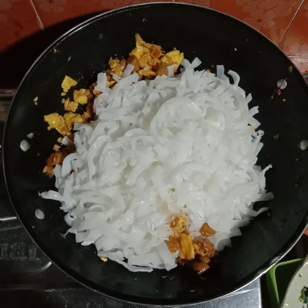Campurkan mie tiaw dan aduk hingga semuanya tercampur dengan rata.