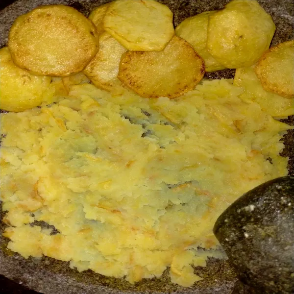 Ulek kentang yang sudah di goreng hingga halus.