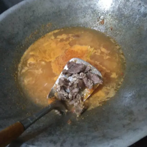 masukkan daging yang sudah dipotong-potong.