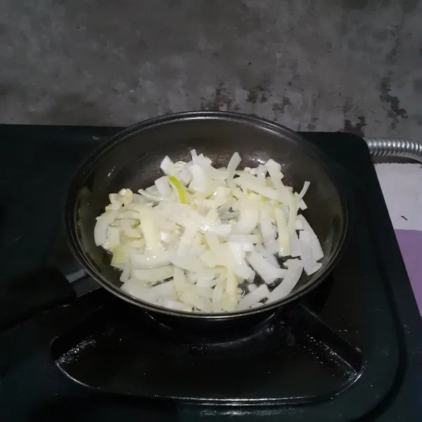 Panaskan minyak goreng. Tumis bawang putih dan bawang bombay sampai harum.