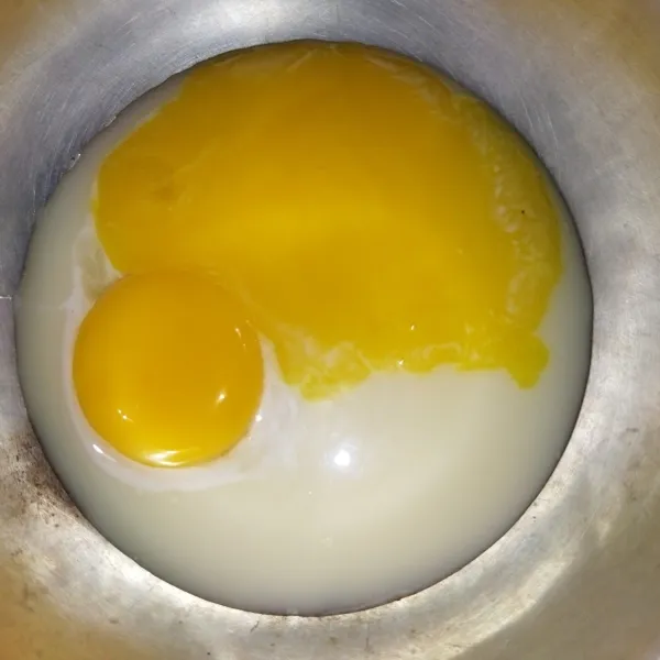 isian : siapkan mangkuk , masukkan krimer kental manis dan kuning telur.