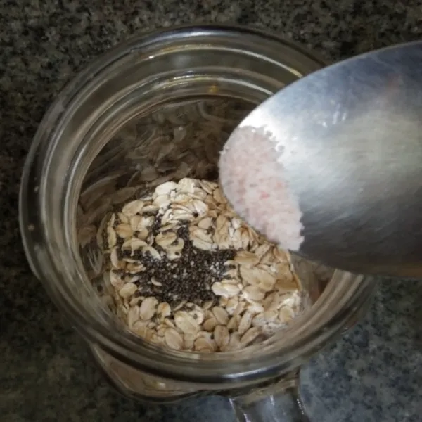 Tambahkan rolled oats, chia seeds dan garam himalaya.