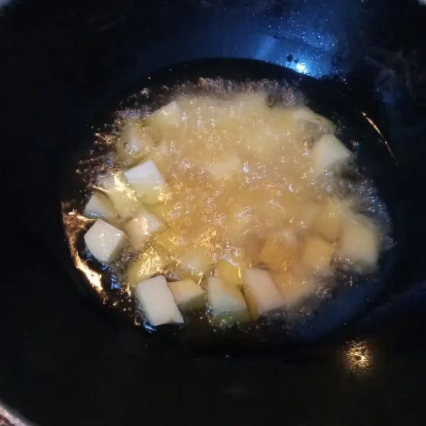 Panaskan wajan, beri minyak secukupnya. Goreng kentang hingga kering. Angkat, tiriskan.