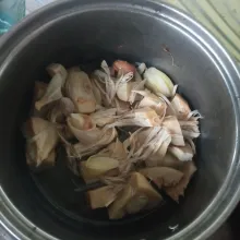 Iris nangka muda lalu elrebus dengan air yang ditambahkan sedikit garam dan mintak goreng hingga nangka empuk. Tiriskan.