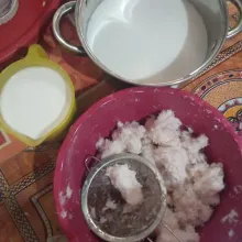 Peras kelapa parut, bagi air menjadi 3 bagian. 1 bagian untuk perasan pertama, dan 2 bagian untuk santan encer.
