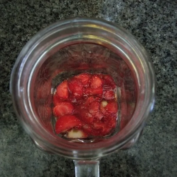 Tuang strawberry pada jar.
