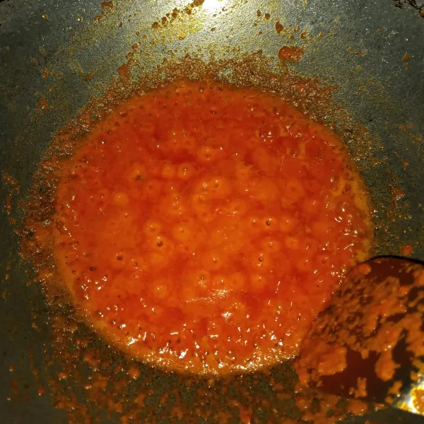 Tumis bumbu halus menggunakan sisa minyak bekas menggoreng tongkol. Tumis sampai matang.