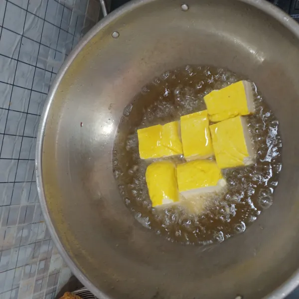 Goreng tahu kuning sampai matang.