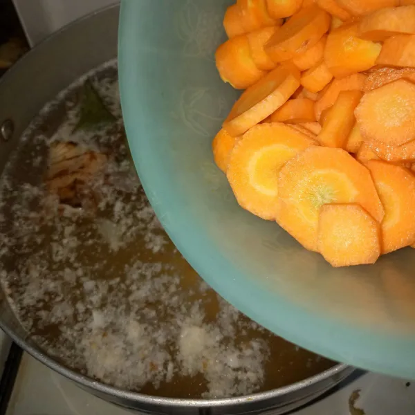 Masukkan wortel, masak hingga setengah matang.