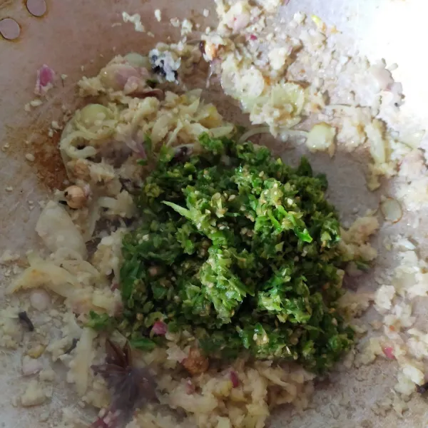 Masukkan cabai hijau ke dalam tumisan bawang. Aduk rata, masak hingga cabe layu. Tambahkan garam, gula dan kaldu bubuk.