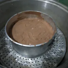Siapkan loyang yang sudah dialasi kerta roti. Tuangkan  adonan lalu kukus selama 30 menit.
