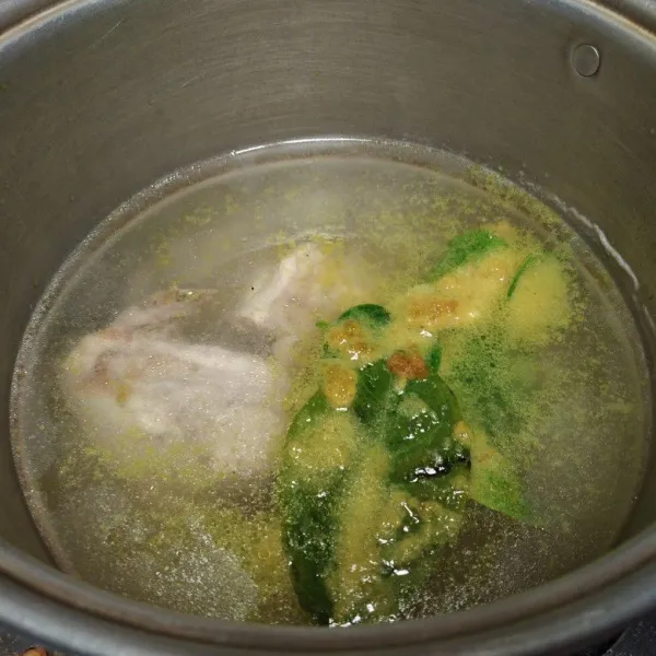 Masukkan ke dalam rebusan ayam, aduk rata. Bumbui dengan garam dan kaldu ayam bubuk. Aduk rata dan masak hingga bumbu mendidih dan meresap. Angkat ayam dinginkan kemudian suwir-suwir.