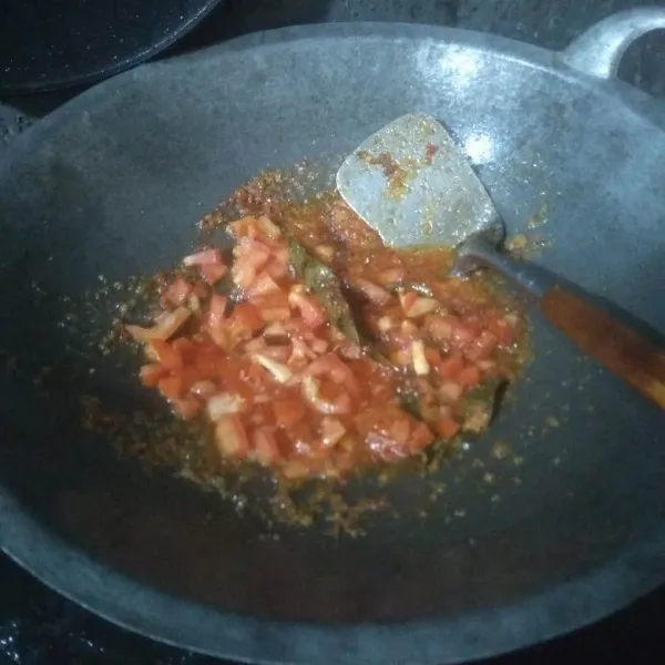 masukkan tomat cincang, aduk hingga tomat layu.