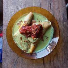 Penyajian : taruh 2 buah lontong di piring saji, beri kuah, lalu beri lauk di atasnya. Taburi dengan bawang merah goreng. Siap disajikan.