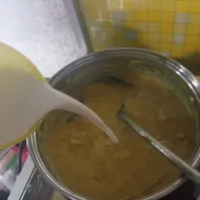 Beri garam, gula merah, dan penyedap secukupnya, masukkan santan kental. Koreksi rasa. Jika sudah pas, matikan api. Sisihkan.
