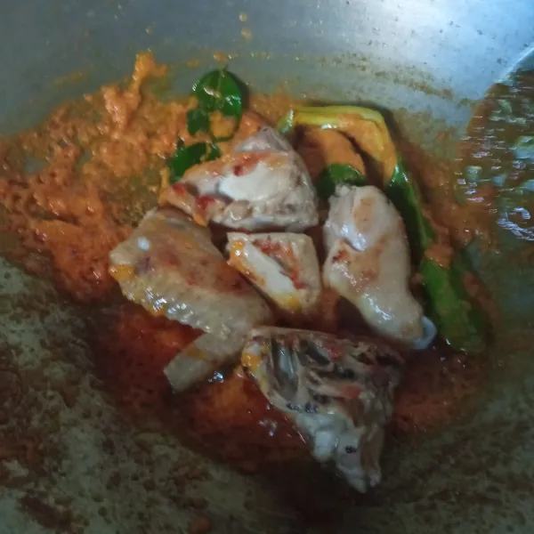 Masukkan ayam yang sudah dibakar tadi, aduk rata.