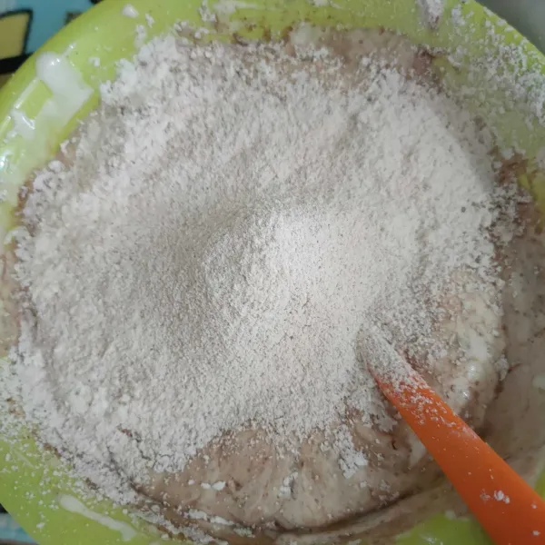 Masukkan tepung terigu, coklat bubuk, baking powder dan garam sambil disaring, lakukan bertahap sambil aduk lipat.