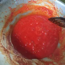 Rendam cabe merah kering di air panas selama ±5 menit, lalu tiriskan. Haluskan bersama bawang merah, bawang putih, jahe, kunyit, dan terasi. Lalu tumis bumbu masak habang hingga matang (warna bumbu akan lebih gelap saat bumbu matang).