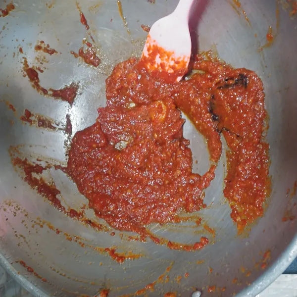 Sambel goreng terasi, haluskan cabe keriting, cabe rawit, bawang merah dan putih, terasi haluskan dengan sedikit air. Lalu masak sambel dengan ditambahkan daun salam, serai dan bumbui garam, gula dan sedikit penyedap rasa. Masak sambel sampai matang.