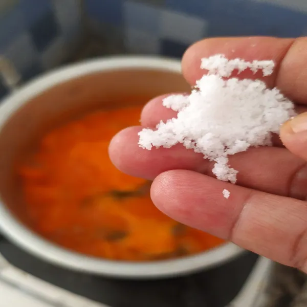 Tambahkan garam, koreksi rasa. Setelah rasa pas, sajikan.