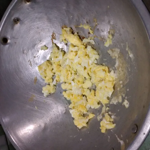 Panaskan minyak, masukkan telur, kemudian orak-arik hingga setengah matang.
