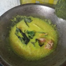 Untuk kuah, haluskan bawang merah, bawang putih, jahe, kunyit, lengkuas, kemiri, ketumbar, dan merica. Lalu tumis bersama kaos, serai, dan daun salam.