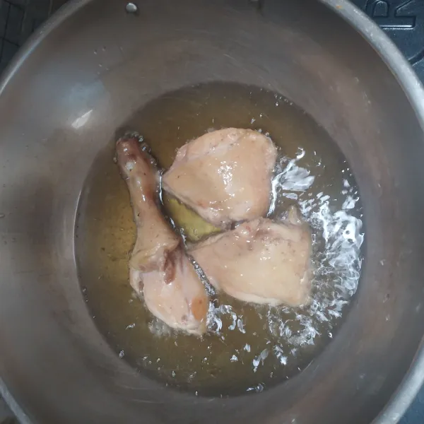 Goreng ayam yang sudah diungkep dan dibumbui sebelumnya. Resep sudah publish (ayam goreng basah jawa barat).