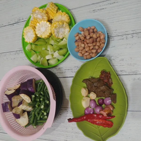 Untuk sayur asem, siapkan semua bahan sayuran. Haluskan bumbu bawang merah, bawang putih, kemiri, cabe merah dan terasi.