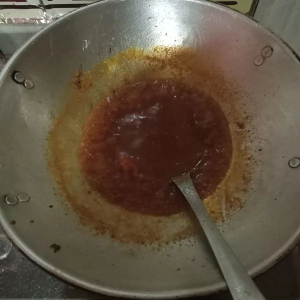 Tumis bumbu yg sudah dihaluskan sampai harum dan matang, kemudian tambahkan air dan masukkan semua bumbu tambahan, masak hingga mengental koreksi rasa.