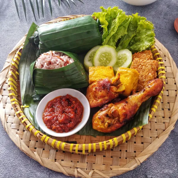 Sajikan nasi timbel dan aneka lauk dan sayurnya, selamat mencoba.