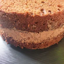 Keluarkan dari loyang, tunggu dingin. Belah menjadi dua, beri butter cream choco pada layer pertama, kemudian tumpuk. Beri butter cream bagian atas, hias dengan coklat.