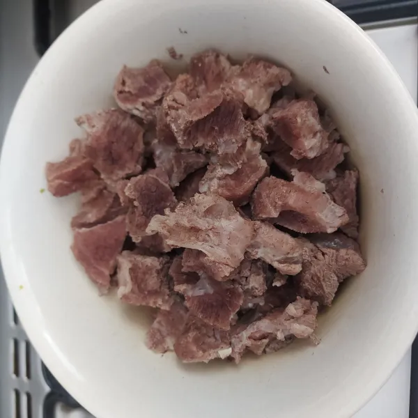 Masak daging dengan presto selama 10 menit dari mulai mendesis. Angkat dan sisihkan.