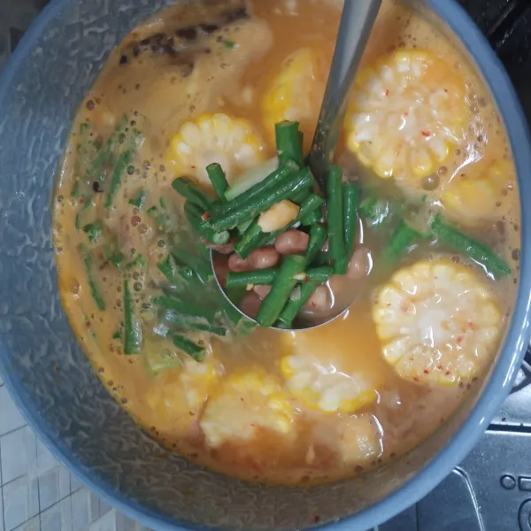 Masukkan semua sayuran, kecuali terong terakhir.