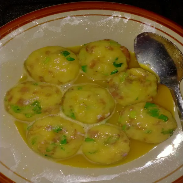 Baluri adonan kentang yang sudah di bulatkan ke dalam kocokan telur.