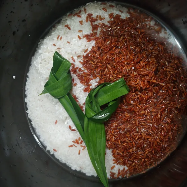 Cuci beras sampai bersih, lalu tambahkan daun pandan dan air. Masak nasi sampai matang.