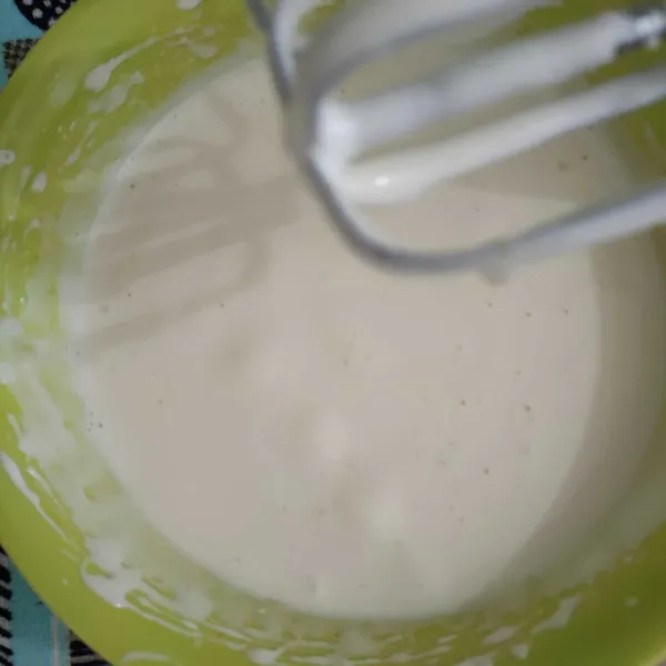 Mixer telur dan gula hingga kental putih pucat.