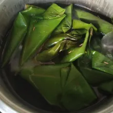 Rebus lontong di air mendidih hingga matang (±1 jam), keluarkan dan tiriskan.